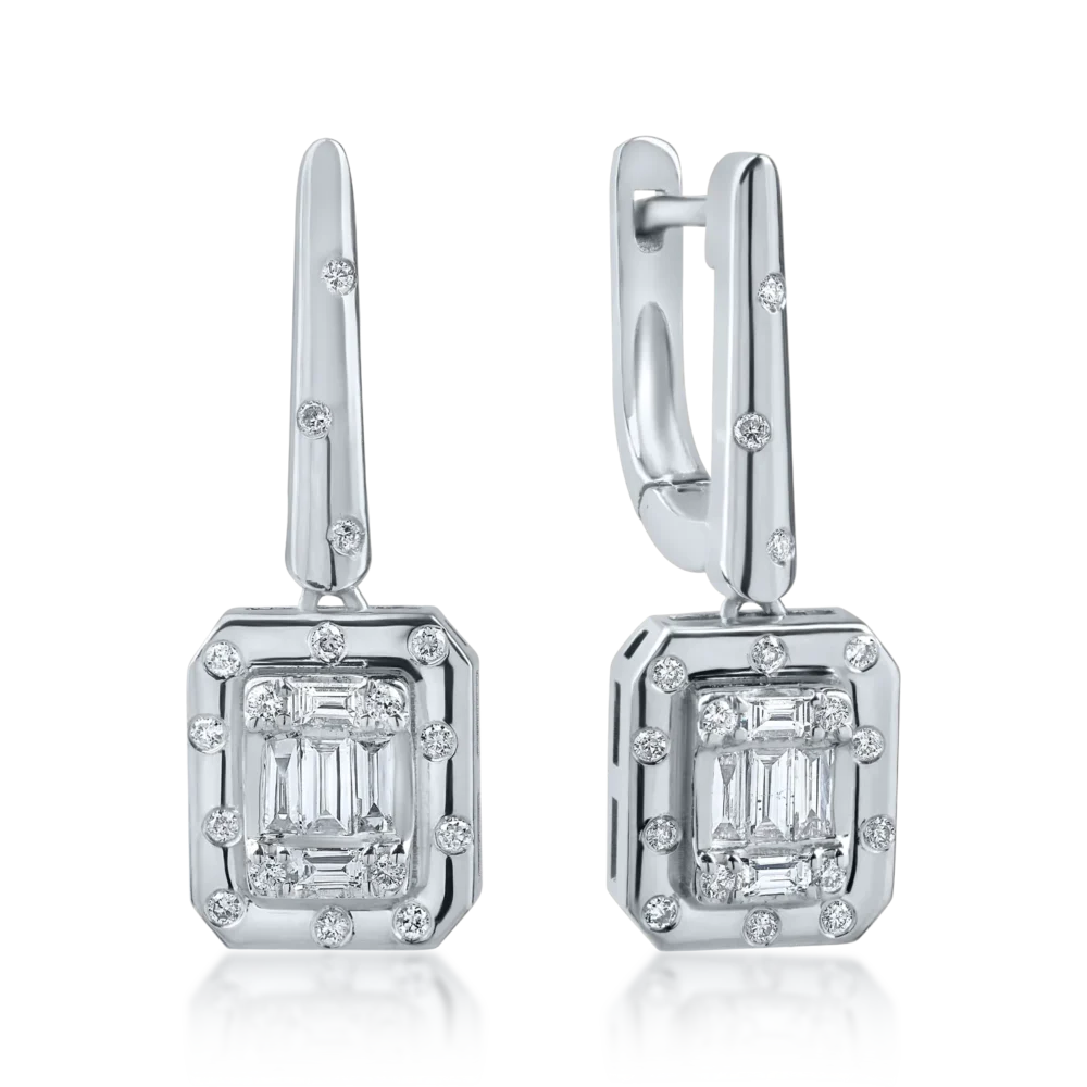 Cercei geometrici din aur alb cu diamante baguette si rotunde de 0.3ct