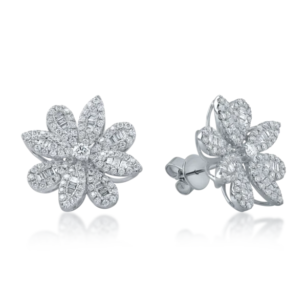 Cercei floare din aur alb cu diamante baguette si rotunde de 1.37ct