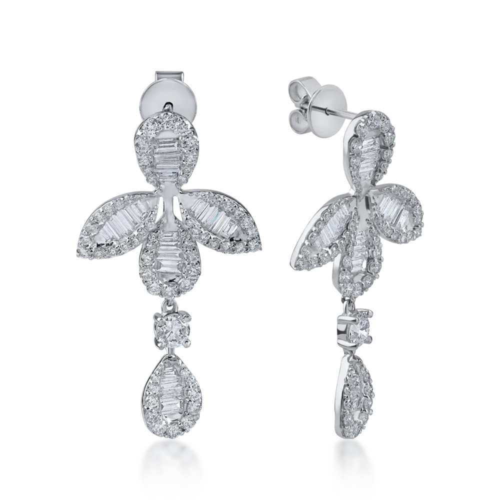 Cercei floare din aur alb cu diamante baguette si rotunde de 2.4ct