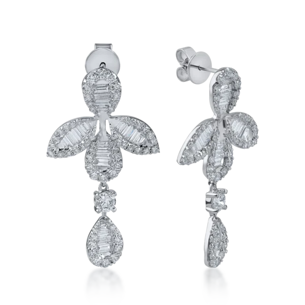 Cercei floare din aur alb cu diamante baguette si rotunde de 2.4ct