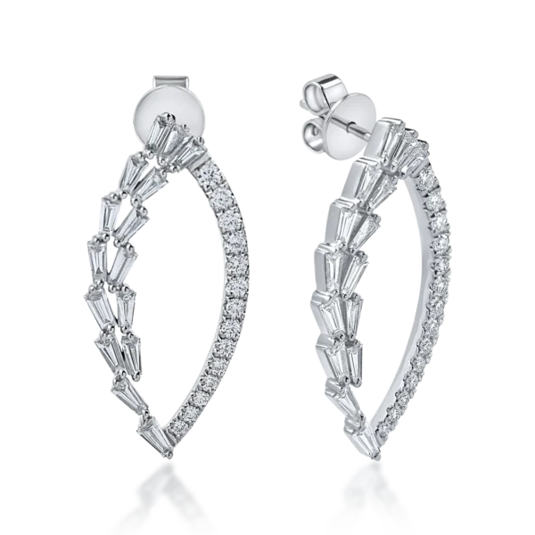 Cercei geometrici din aur alb cu diamante baguette si rotunde de 1.2ct