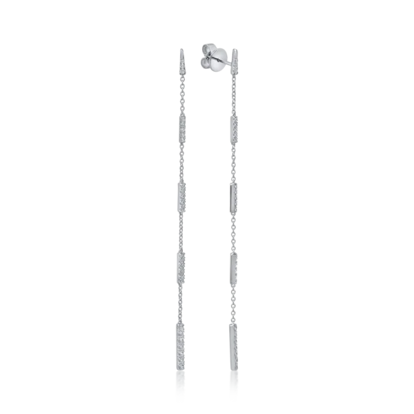 Cercei lungi din aur alb cu diamante de 0.5ct