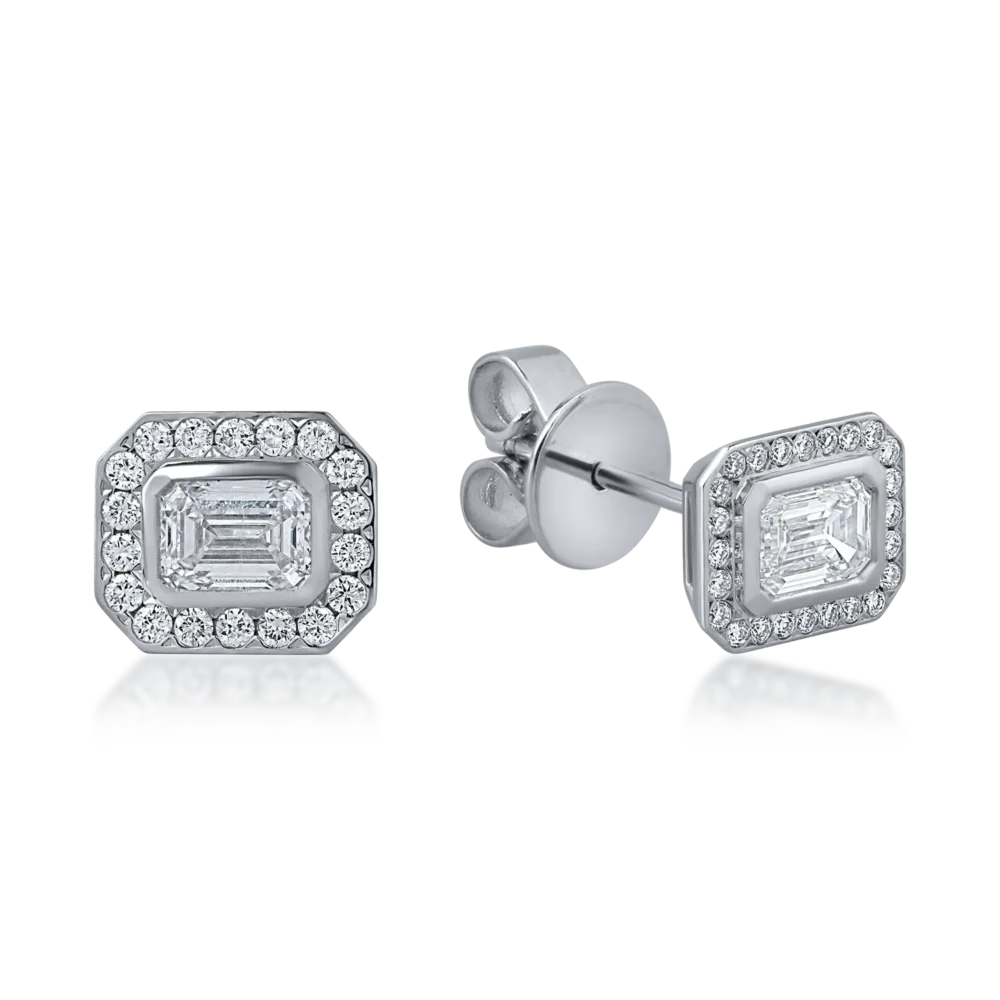 Cercei stud geometrici din aur alb cu diamante emerald si rotunde de 0.7ct