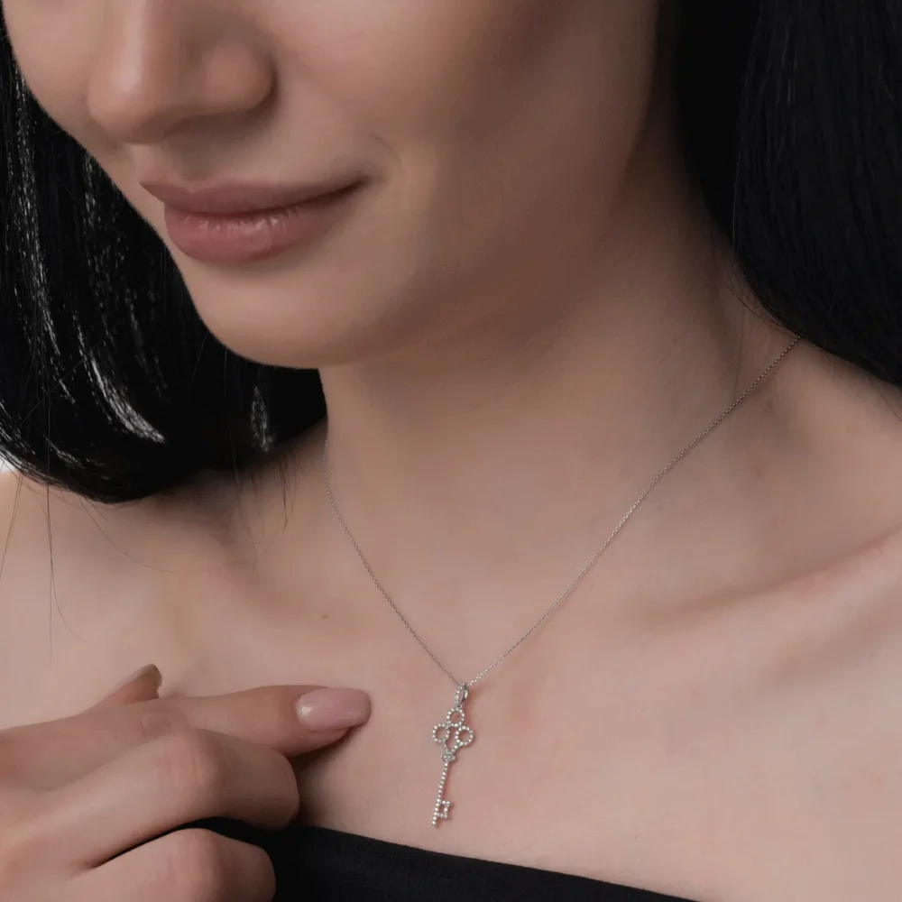 Lant cu pandantiv cheie din aur alb cu diamante de 0.18ct - imagine 4