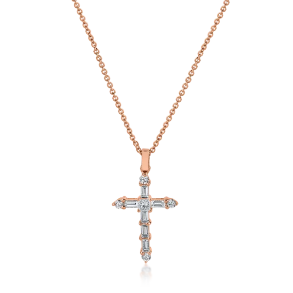 Lant cu pandantiv cruce din aur roz cu diamante baguette, princess si rotunde de 0.4ct