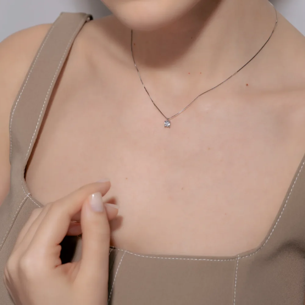 Lant cu pandantiv minimalist din aur alb cu zirconia solitaire - imagine 3